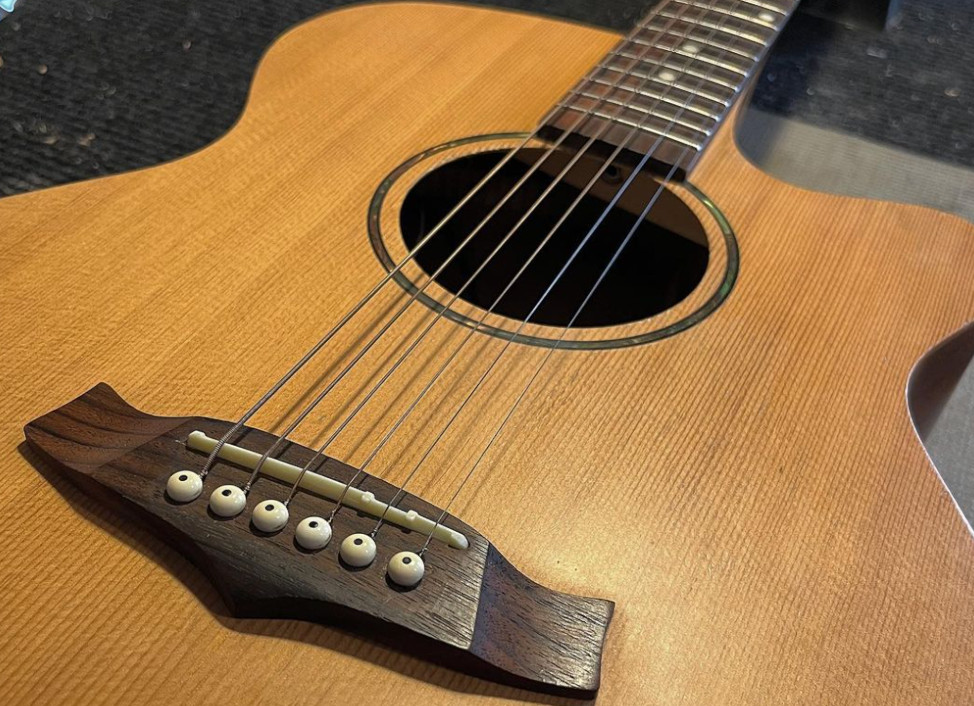 Acoustic on workbench, full guitar playability fulfilled.
